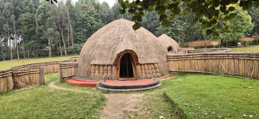 BIGOGWE : Rock Climbing and Cow Milking & Corn Roasting Tour - The two-hour guided visit