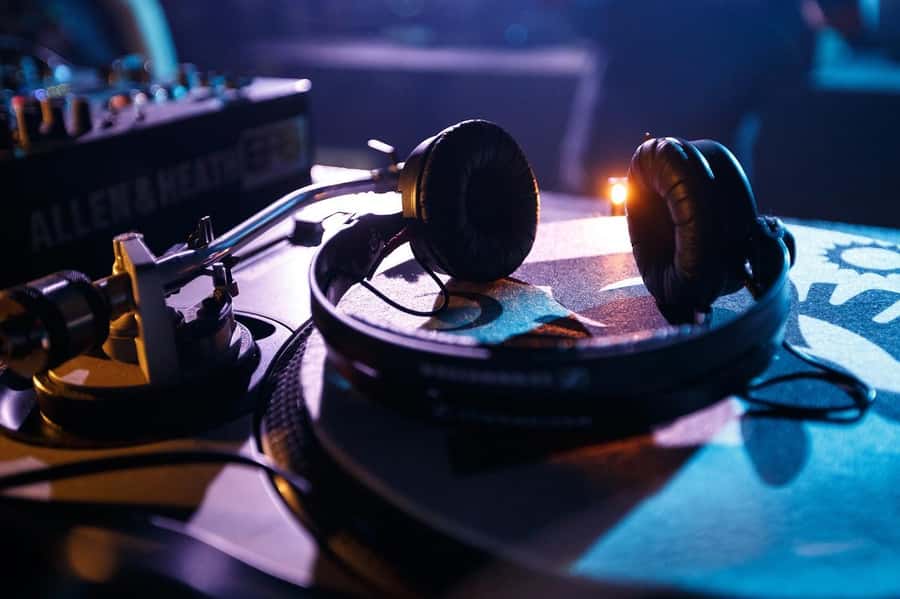 Kigali: Sunset Drinks, Dinner, and Nightlife Tour - Live Rwandan music after dinner